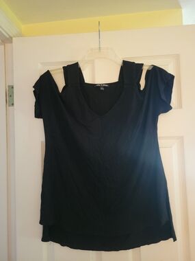 Cable & Gauge Black Cold-Shoulder V-Neck Top